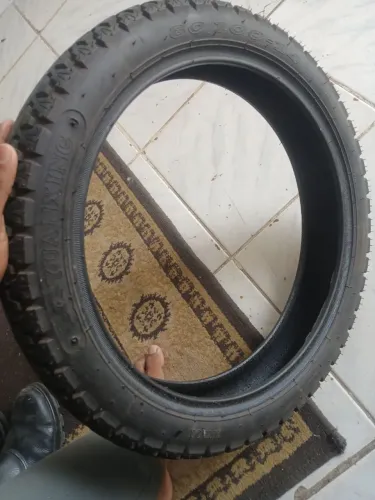 Vende_se pneu traseiro de biz mal foi usso e ja vai com câmera de ar