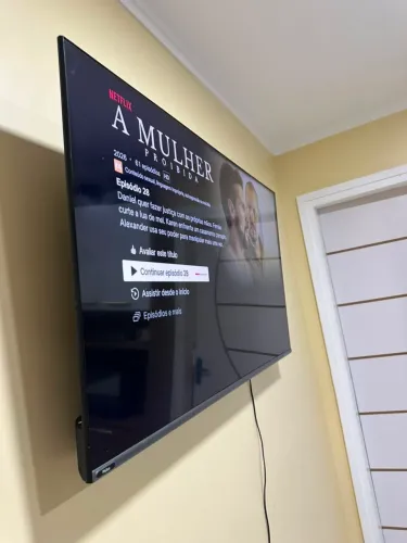 Smart tv 55 polegadas com controle e pezinho