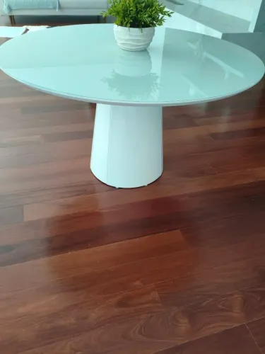 Mesa redonda branca tampo vidro