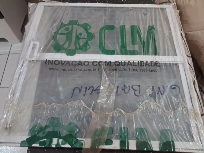 Janela basculante nova