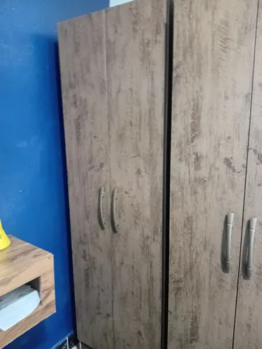 Vende se  2 guarda roupa  e 1 caixa de som por 1.000 reais 