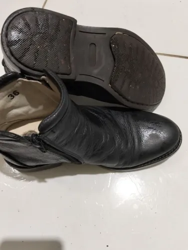 Bota de couro toda costura