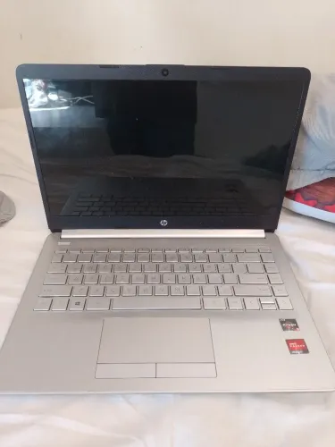 nootbook hp amd ryzen 3 3250u with radeon graphics 4,00GB