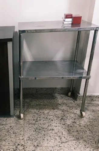 Mesa auxiliar de inox 