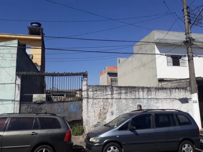 Vendo terreno em São Mateus, próximo a comércios e conduções.