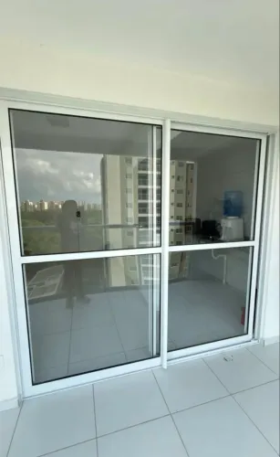 VENDO PORTA COM 2,33 metros mais ou menos de largura!