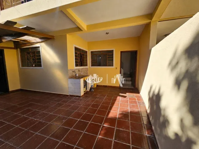 Casa com 2 quartos para alugar, 120 m² por R$ 2.500/mês - Vila Brasil - Londrina/PR