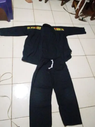 Vende-se kimono de jiu-jitsu tamanho M4 cor preta