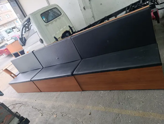 Sofá Bouth 1,40x64x47 usados estofados temos 10 unidades disponíveis