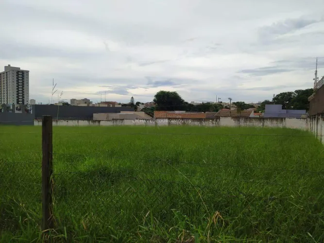 Lote com 214 m² em Uberaba, próximo a Avenida Leopoldino de Oliveira.