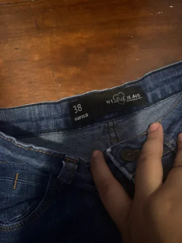 short jeans escuro de cintura alta com barra dobrada tamanho 38