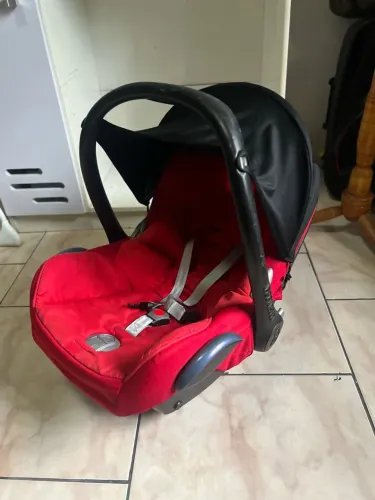 Bebê conforto + andador com lote de brinquedos e roupas