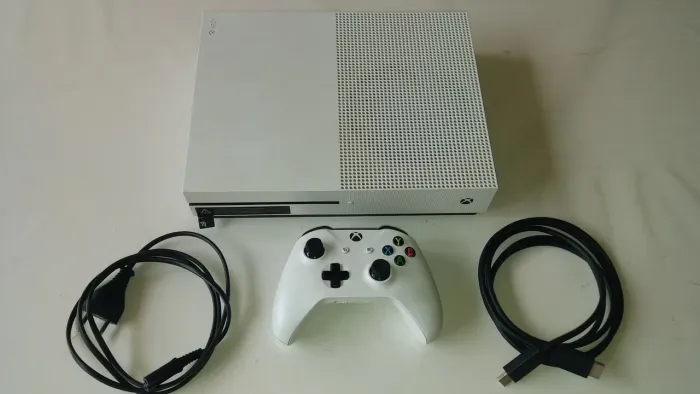 Xbox One S (512gb) + Controle + Jogo (mídia física)