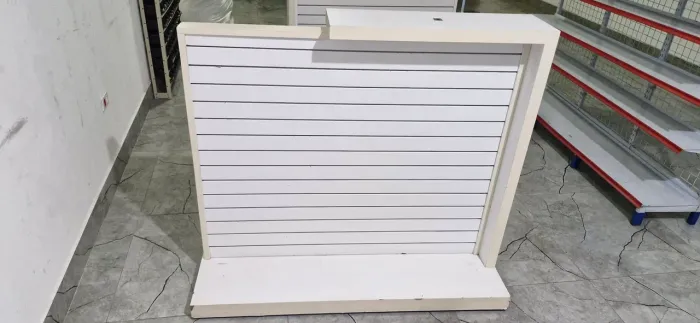  2 Painel canelado branco de aço com rodinhas 