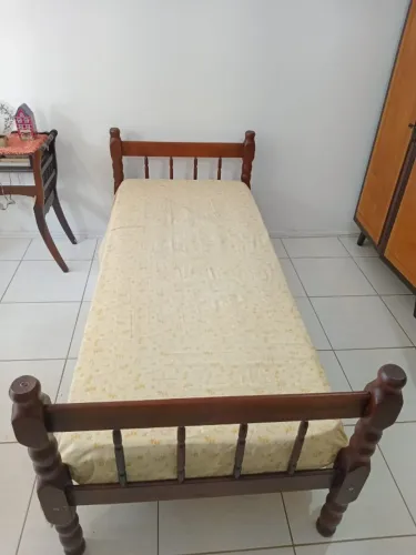 Cama de solteiro em madeira maciça