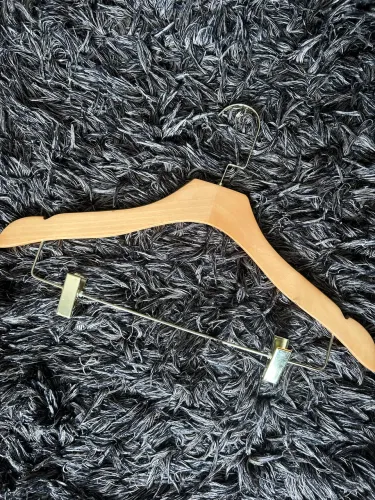 Cabides de madeira nobre com presilha dourada  kit c/10 