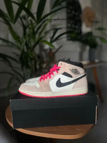 Jordan 1 MID SE