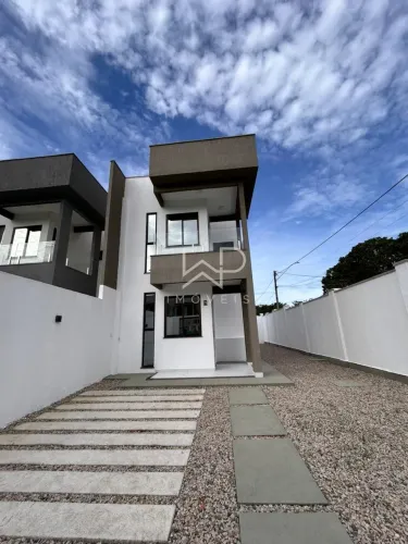 Casa Duplex para Locação no Centro do Eusébio com 3 Quartos e Quintal Amplo em Rua de Serv