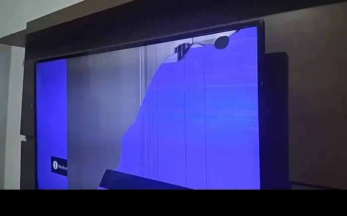 Televisão AOC 43 polegadas está com a tela quebrada