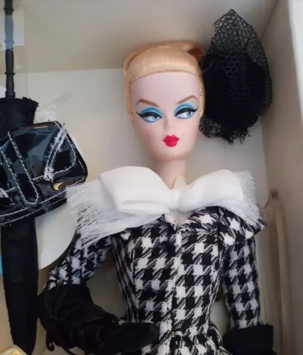 Boneca Barbie Fashion Model Collection Walking Suit Silkstone