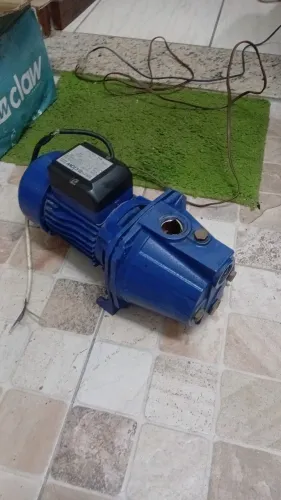 Bomba autoaspirante pouco usada 