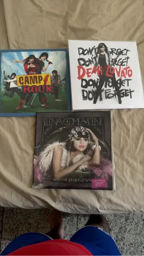 KIT DISCOS DE VINIL - DEMI, SELENA E CAMP ROCK (4 DISCOS)