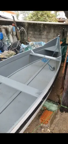 bateira de madeira e fundo naval