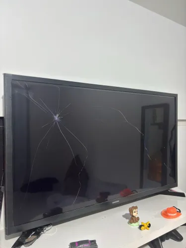 Televisão 32 polegadas danificada