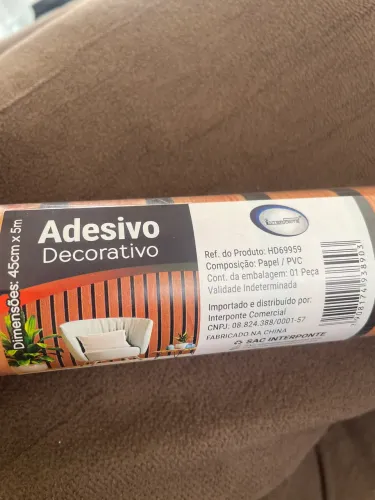 Papel de parede amadeirado e acinzentado
