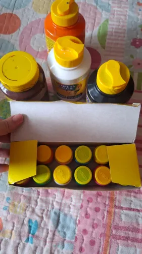 Coleção de tintas e pincéis