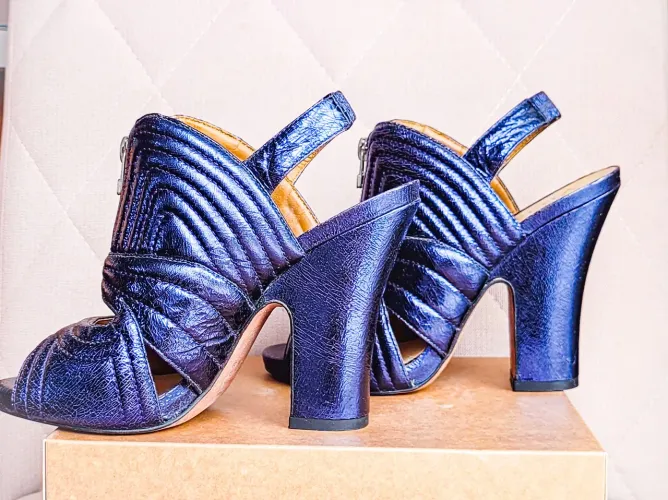 Sandália salto alto na cor azul n° 35