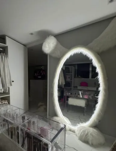 espelho de corpo inteiro oval com uma moldura de pelúcia branca e iluminação LED