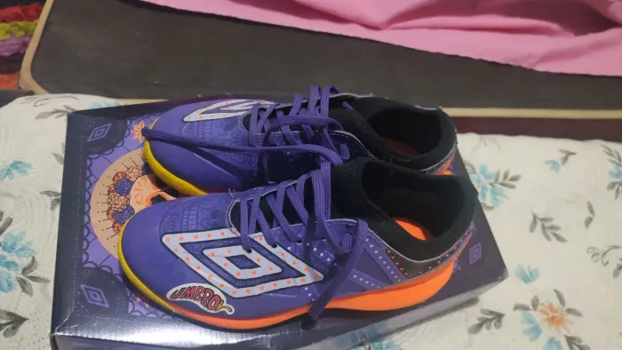 Vendo uma futsal novinha numeração35quer se enterrsar mim *10