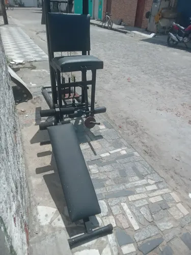 Uma máquina de musculação.