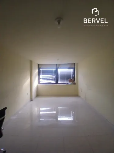 Excelente sala Centro Comercial Reformada piso em porcelanato 39 m² ar cond. central local