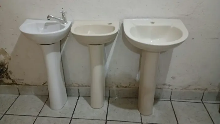 Pias de banheiro cada uma 100,00 Reais. Também tenho bacias.