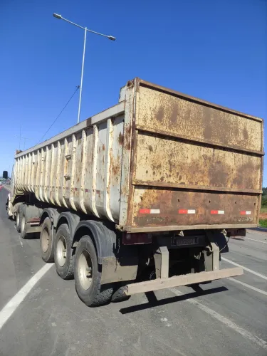Vendo carreta caçamba noma 2002 75 mil carreta trabalhando 