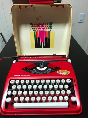 Máquina de Escrever Antiga Olivetti Bambina - Vintage e Conservada