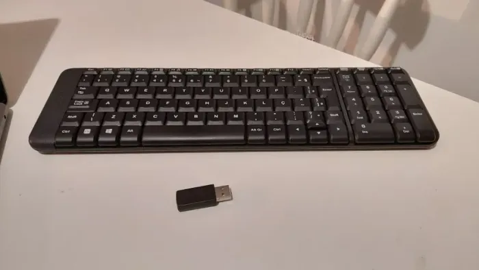Teclado Logitech Sem Fio (ABNT2, com receptor USB)