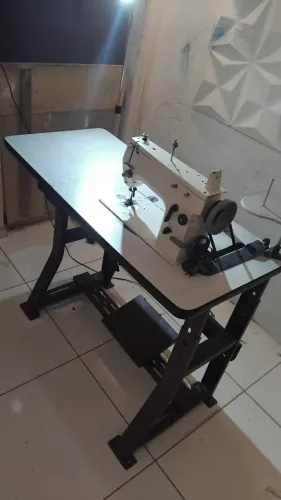 Maquina de costura singer industrial reta e zigzag.