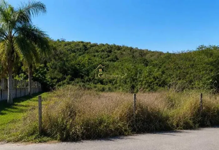 Lote no bairro Tiradentes, 300 m², escritura e registro, fundos para reserva