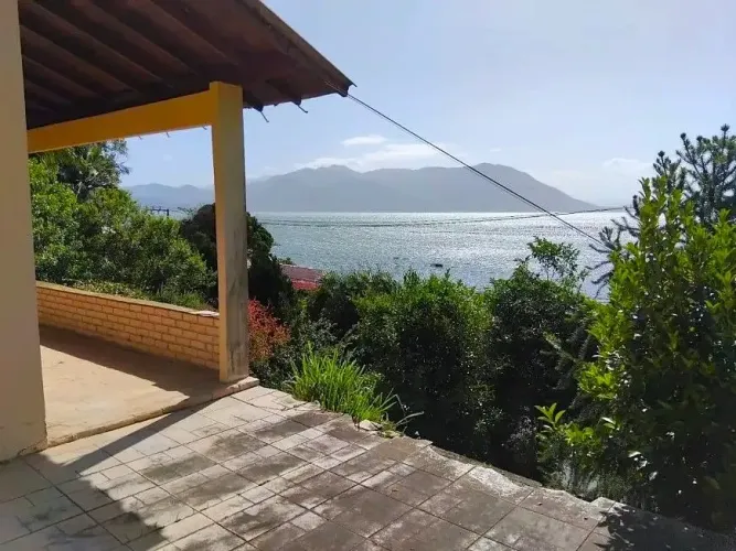 Casa com piscina e vista permanente para o Mar à venda em Florianópolis/SC.