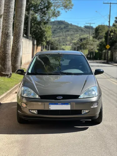 Ford Focus 1.8 16V 5P 2002