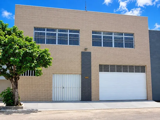 Prédio Comercial ( 770m2), pronto para locação. Próximo ao Aeroporto e a BR 116