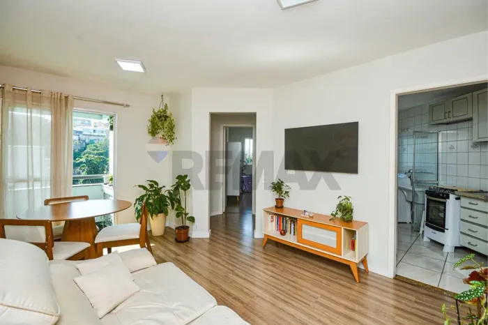 Apartamento com dois dormitórios e vaga de garagem na Freguesia do Ó