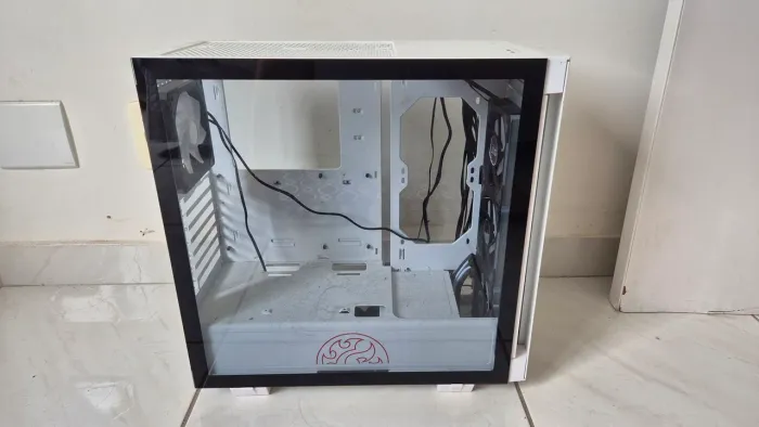 Gabinete Gamer Xpg Invader, Mid Tower, ARGB, Com 4 Fan, Lateral Em Vidro, Branco 