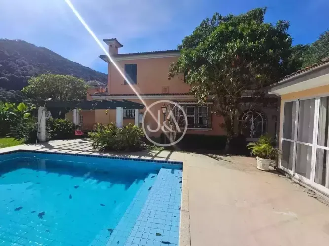 No coração de Petrópolis, uma oportunidade rara com espaço, charme e infinitas possibilida