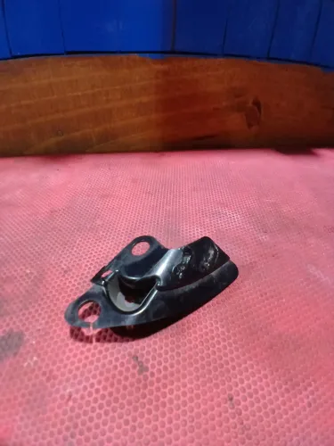 Suporte lado esquerdo da carenagem frontal Suzuki