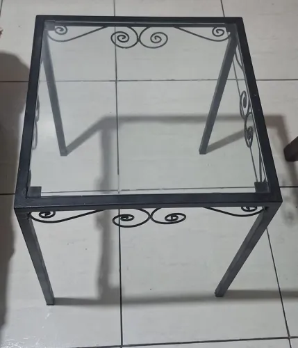 Mesa com tampa de vidro