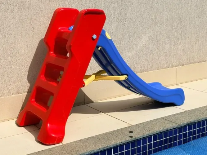 Escorregador de piscina para crianças